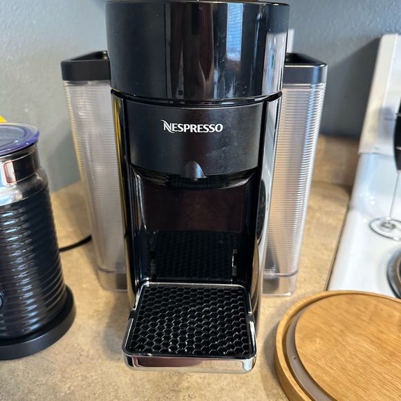 Selling my Nespresso Evoluo Piano Black Aeroccino3 Milk Frother